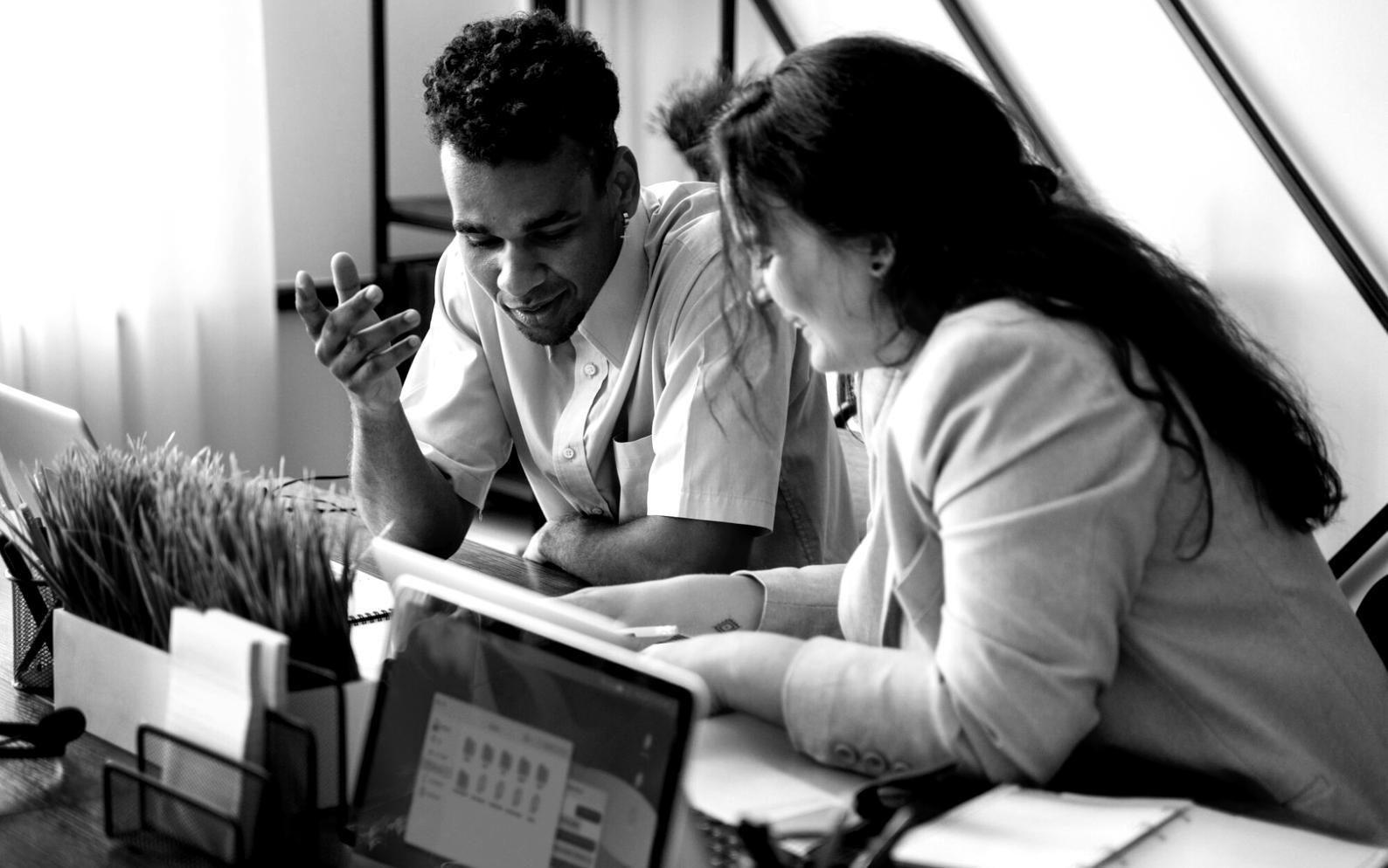 Equipo de feridolumx trabajando en análisis financiero